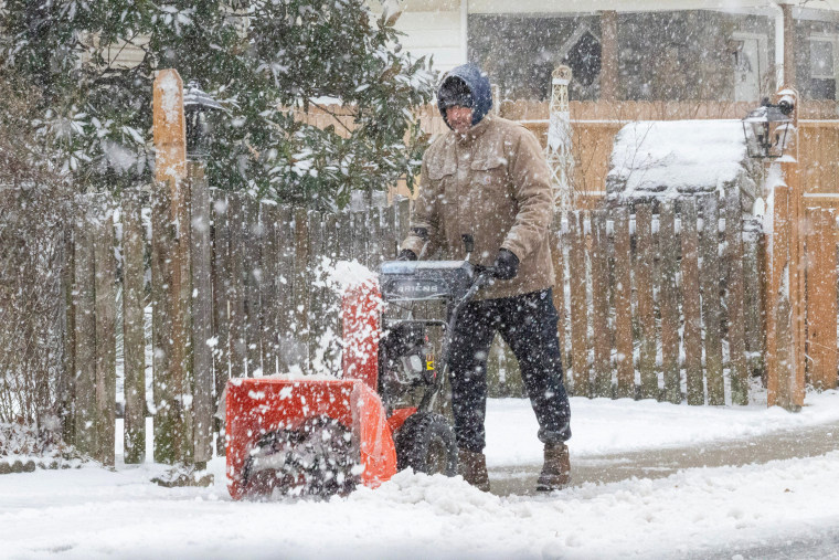 Uma pessoa está limpando a neve.