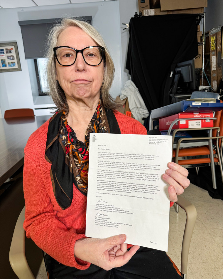 Nancy Preston segura um documento enquanto está sentada