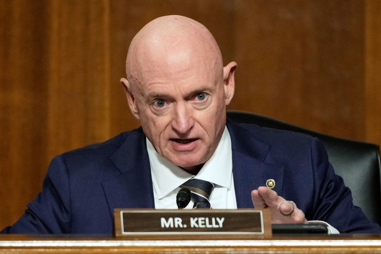 El senador demócrata por Arizona Mark Kelly en el Congreso en Washington el 14 de enero del 2025.
