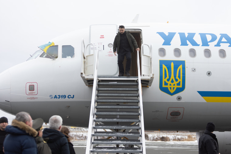 Volodymyr Zelenskyy llega a Halifax, Nueva Escocia, el sábado 27 de diciembre.