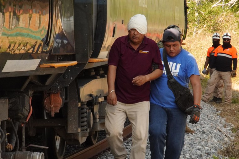 Una persona lesionada por el descarrilamiento del Tren del Corredor Interoceánico en México es ayudada después del incidente, el 28 de diciembre de 2025.