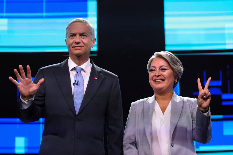 José Antonio Kast, del Partido Republicano, y Jeannette Jara, del Partido Comunista, durante un debate electoral el 9 de diciembre de 2025 en Santiago de Chile.