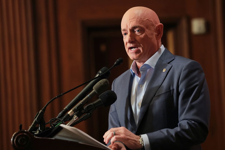 El senador Mark Kelly, demócrata por Arizona, habla en el Capitolio el 1 de diciembre de 2025, en Washington D.C.