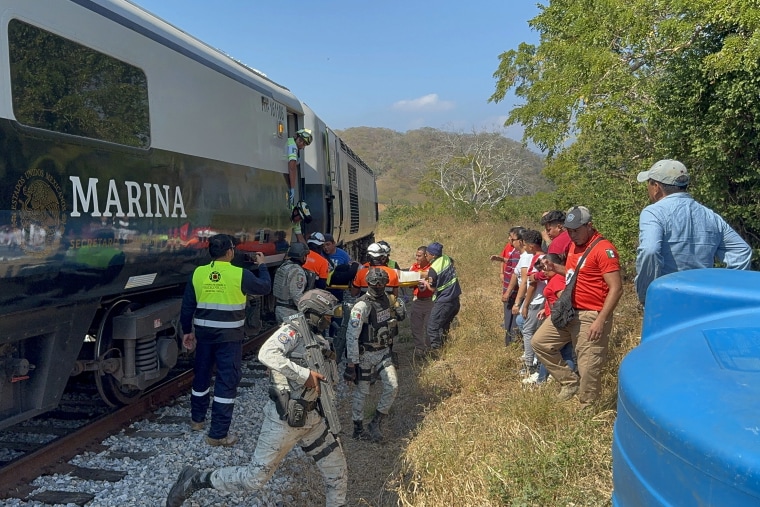 Soldados y oficiales de protección civil de México ayudan a pasajeros afectados por el descarrilamiento del Tren del Corredor Interoceánico en Oaxaca, el 28 de diciembre de 2025.
