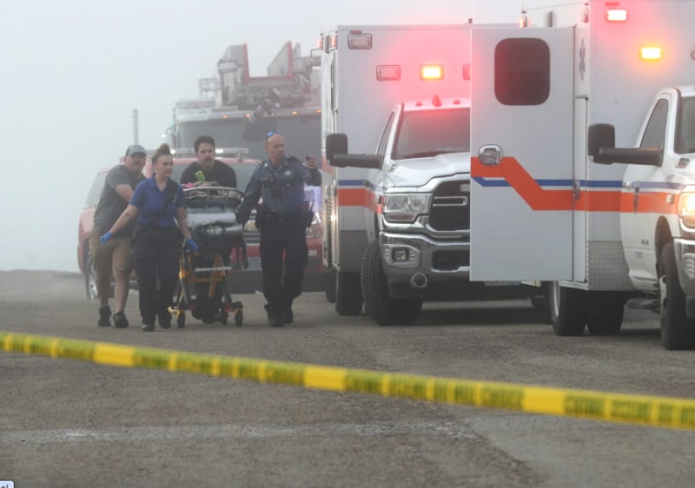 Personal de emergencia atendiendo a los heridos del choque de una aeronave mexicana en Galveston, Texas, el 22 de diciembre de 2025.
