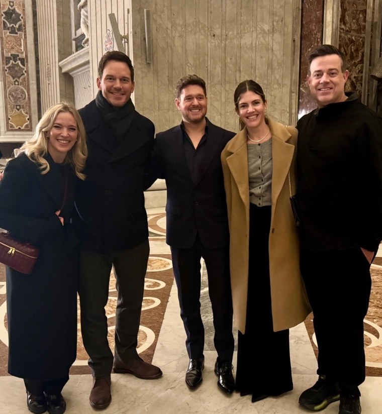 Carson and Siri Daly ran into Chris Pratt while visiting St. Peter’s Basilica.