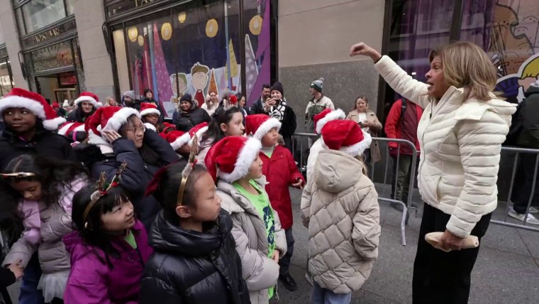 Hoda helped the kids during their outing.