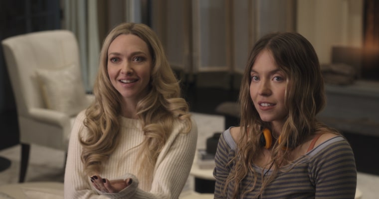 Amanda Seyfried como Nina Winchester e Sydney Sweeney como Millie Calloway em 