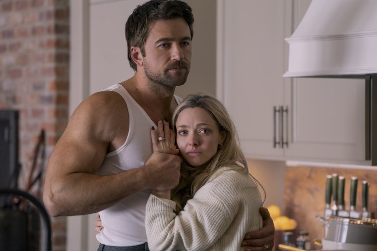 Brandon Sklenar como Andrew Winchester e Amanda Seyfried como Nina Winchester em 