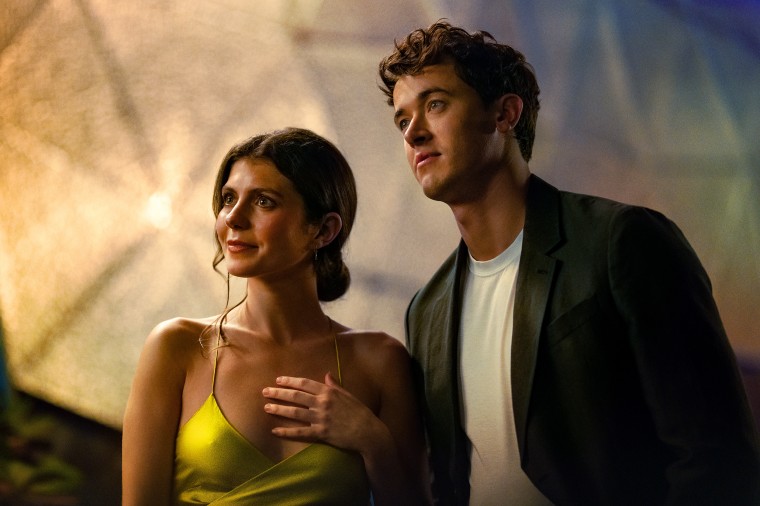 O filme, baseado no romance best-seller de Emily Henry de 2021, estreia em 9 de janeiro na Netflix. 