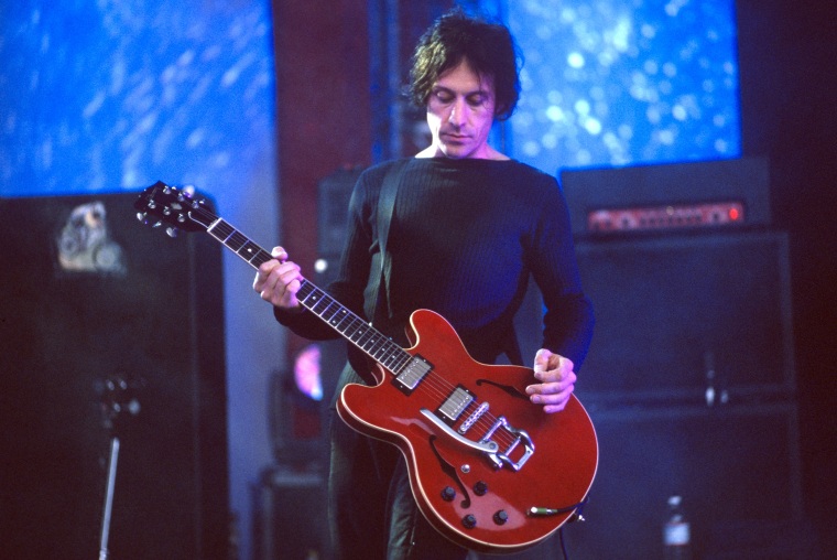 Perry Bamonte do The Cure no Shoreline Amphitheatre em 2 de junho de 2000 em Mountain View, Califórnia. 