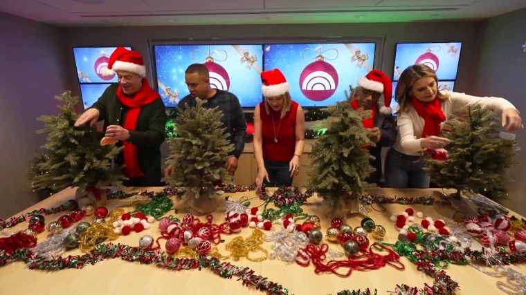 Os âncoras do HOJE decoraram quatro pequenas árvores para entregar aos diferentes departamentos da NBC ao redor do Rockefeller Center. 