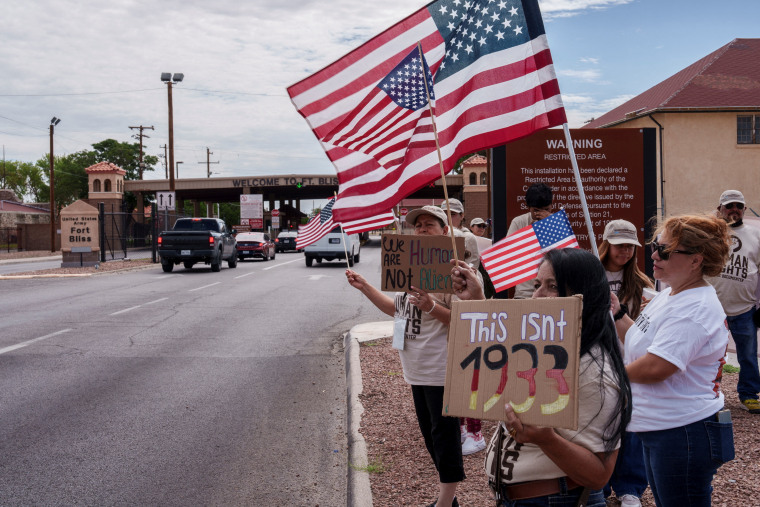 Manifestantes se pronuncian frente al Fort Bliss, durante la construcción del centro detención Camp East Montana, en El Paso, Texas, el 17 de agosto de 2025. 