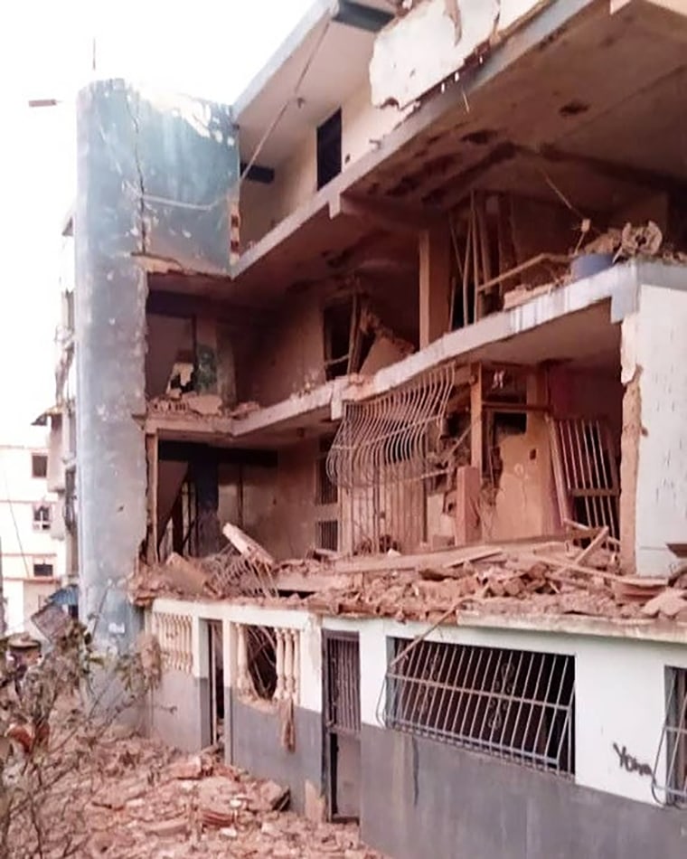 Escombros en un edificio afectado por el ataque militar de EE.UU. en La Guaira, Venezuela, el 3 de enero de 2026.