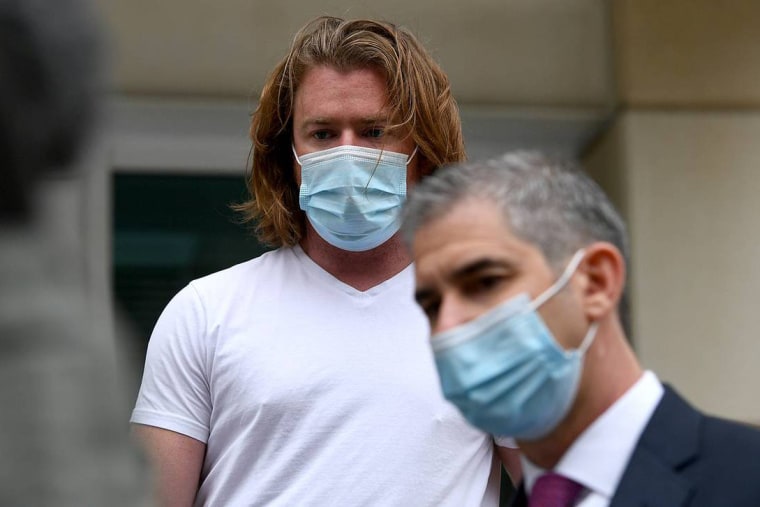 Adam Johnson sai do tribunal federal de Tampa após audiência em 2022.