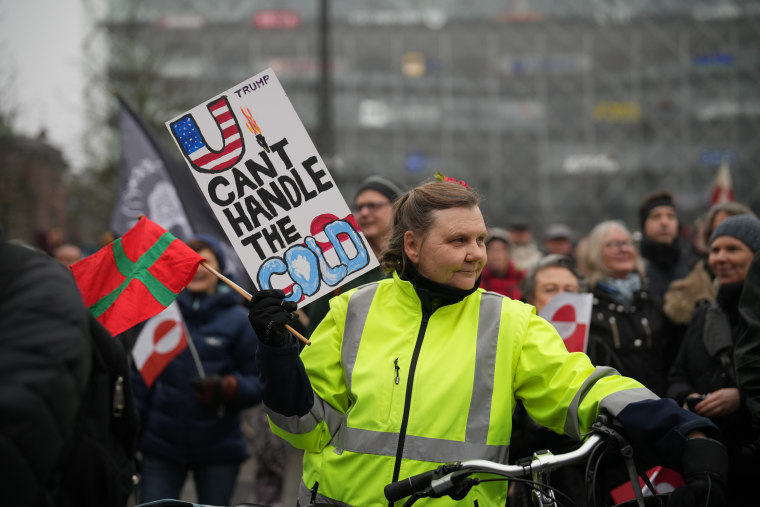 Un manifestante danés sostiene un cartel durante una manifestación en Copenhague, Dinamarca, contra los esfuerzos de la administración Trump en Groenlandia.