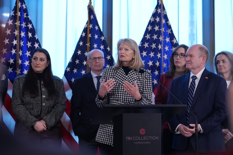 La senadora Lisa Murkowski, demócrata por Alaska, habla durante una conferencia de prensa en Copenhague, Dinamarca, después de reunirse con funcionarios daneses.