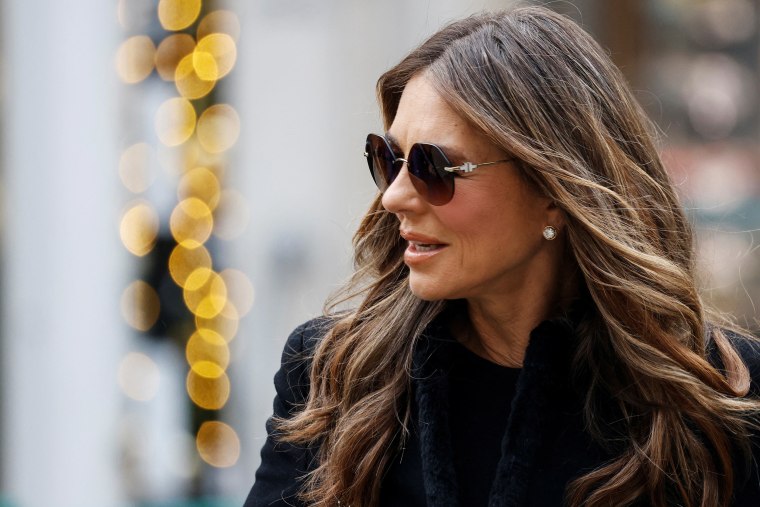 A atriz britânica Elizabeth Hurley chega ao lado de fora do Supremo Tribunal de Londres, em 19 de janeiro de 2026, antes de uma audiência pré-julgamento em um caso contra o príncipe britânico Harry, Hurley e cinco outros acusadores de alto perfil contra um importante grupo jornalístico do Reino Unido. 