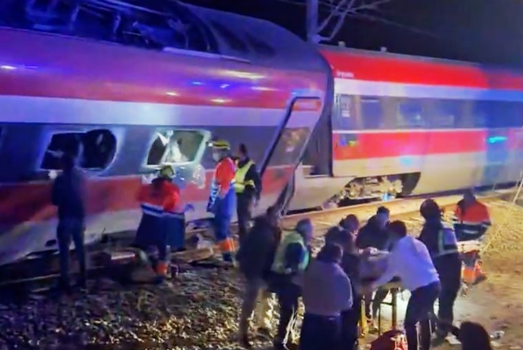 Al menos 21 personas murieron en un accidente de tren cerca de Adamuz, en la provincia de Córdoba (sur de España), cuando un tren descarriló y chocó con otro convoy que circulaba en la vía opuesta, informó a la AFP la Guardia Civil.