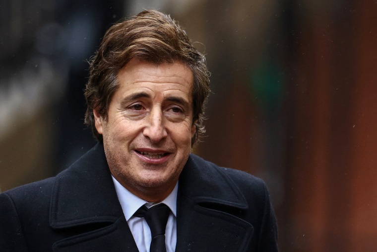 El abogado británico David Sherborne, que representa a un grupo que incluye al príncipe Harry de Gran Bretaña, llega frente al Tribunal Superior de Londres.