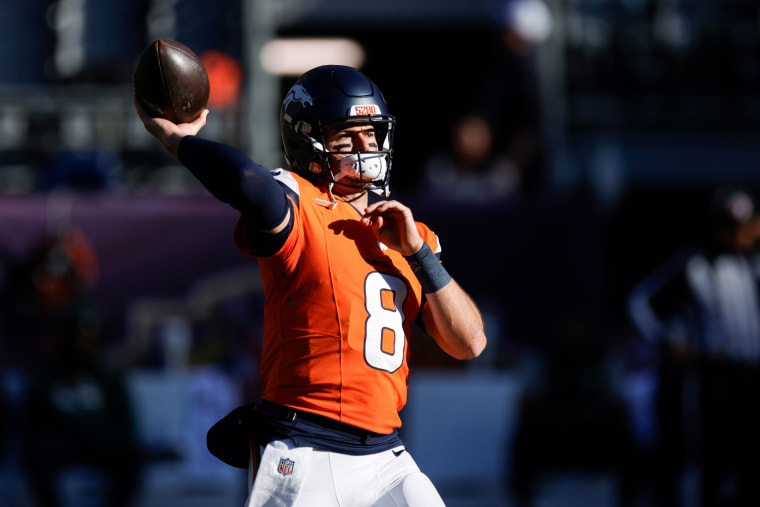 Jarrett Stidham se prepara para jogar uma bola de futebol