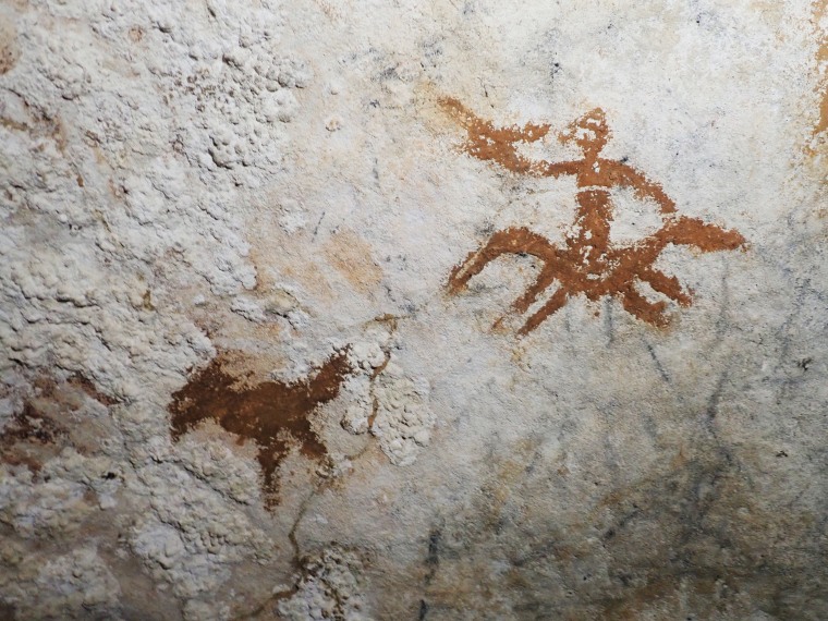 Em cavernas em Sulawesi, na Indonésia, pesquisadores descobriram mãos estreitas estampadas com unhas deliberadamente alongadas, semelhantes a unhas, que são o exemplo mais antigo de arte rupestre do mundo, datando de 67.800 anos. 