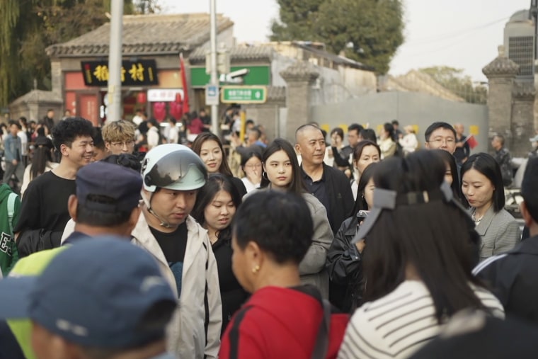 Archivo - Gente en las calles de Beijing el 1 de octubre de 2024.