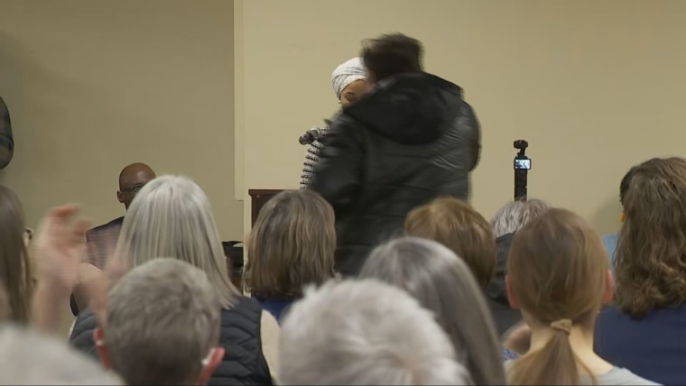 男は市庁舎中にイルハン・オマルさんに襲いかかり、未知の物質を彼女にスプレーしようとした。