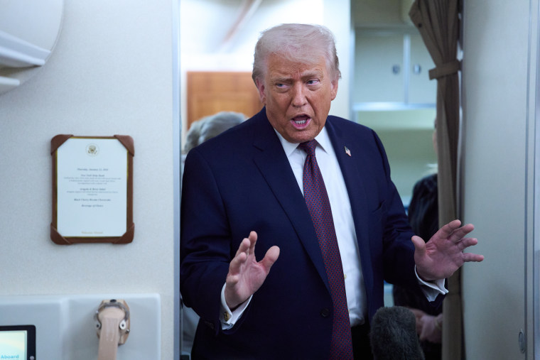 El presidente, Donald Trump, habla con los periodistas a bordo del Air Force One el 22 de enero de 2026.