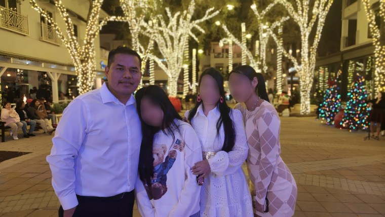 Soria junto con su esposa, y sus dos hijas, en Florida.