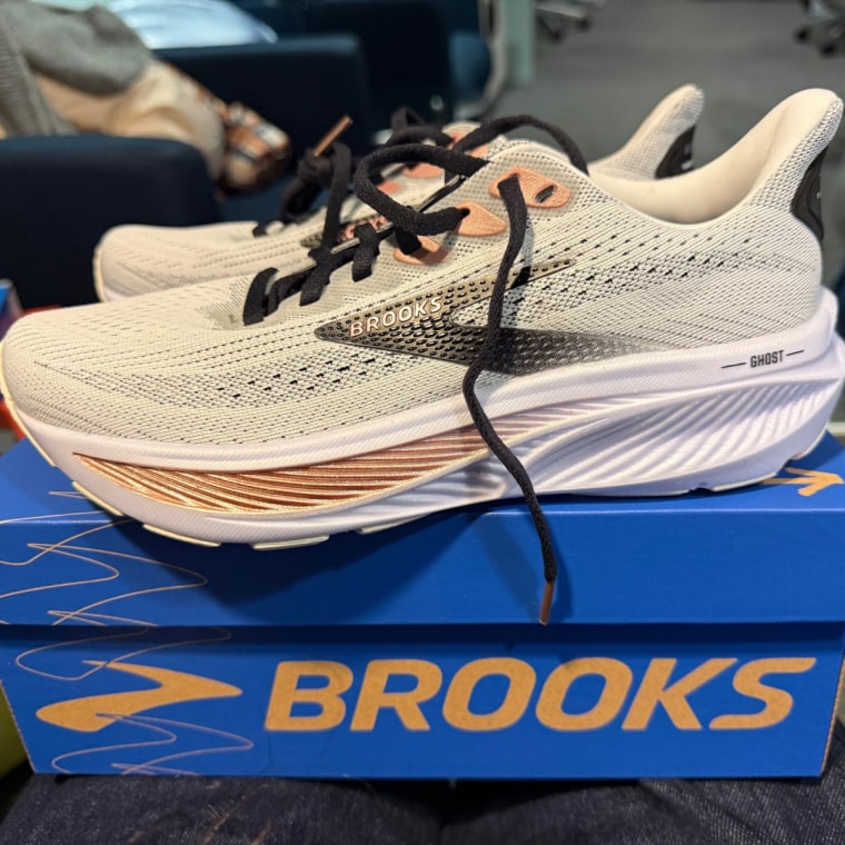 A pair of Brooks Ghost 17 women's running sneakers on top of their blue shoe box