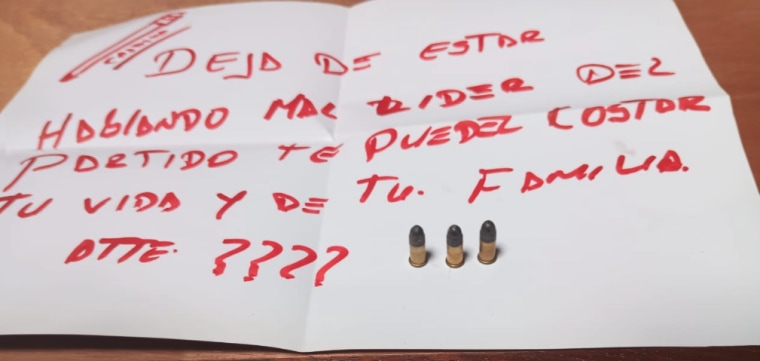 Una de las cartas y proyectiles que Deyvi Soria recibió en su vivienda en Lima, Perú, en 2022.