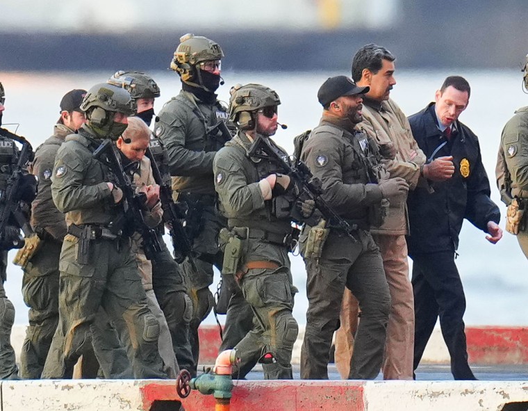 Nicolás Maduro y Cilia Flores, aparecen esposados tras aterrizar en un helipuerto de Manhattan, Nueva York, el 5 de enero de 2026. 