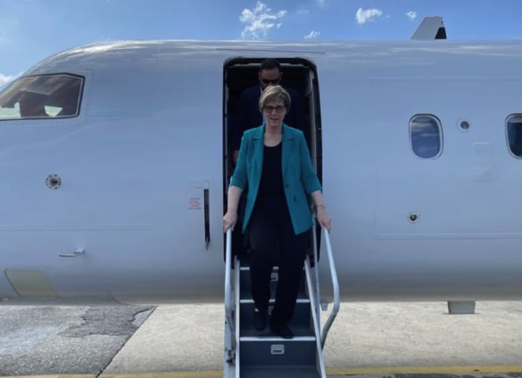 La enviada de negocios de Estados Unidos Laura Dogu arriba al aeropuerto de Maiquetía, el 31 de enero de 2025.