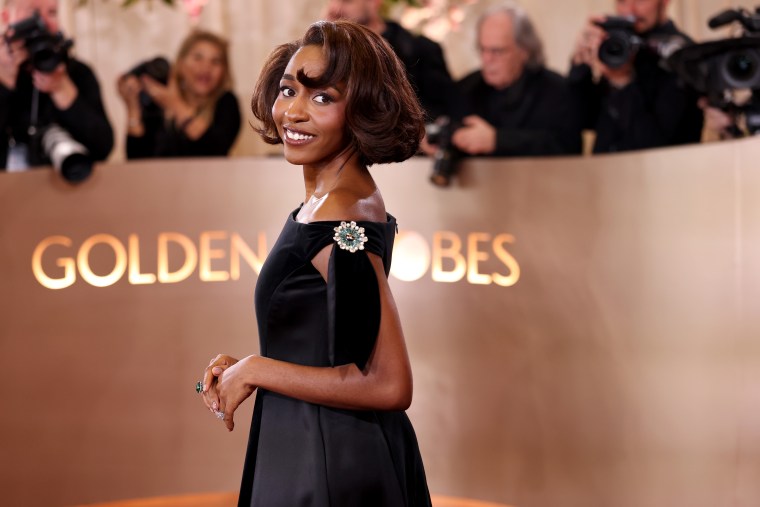 Ayo Edebiri comparece ao Globo de Ouro de 2026. 