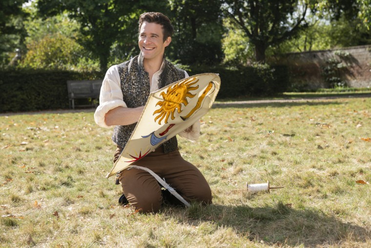 Luke Thompson como Benedict Bridgerton.