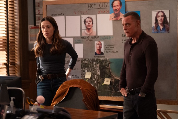 Marina Squerciati como oficial Kim Burgess, Jason Beghe como Hank Voight em 