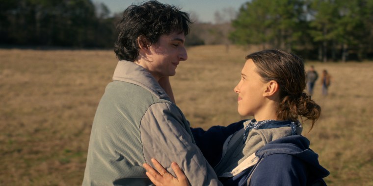 Finn Wolfhard como Mike Wheeler e Millie Bobby Brown em 