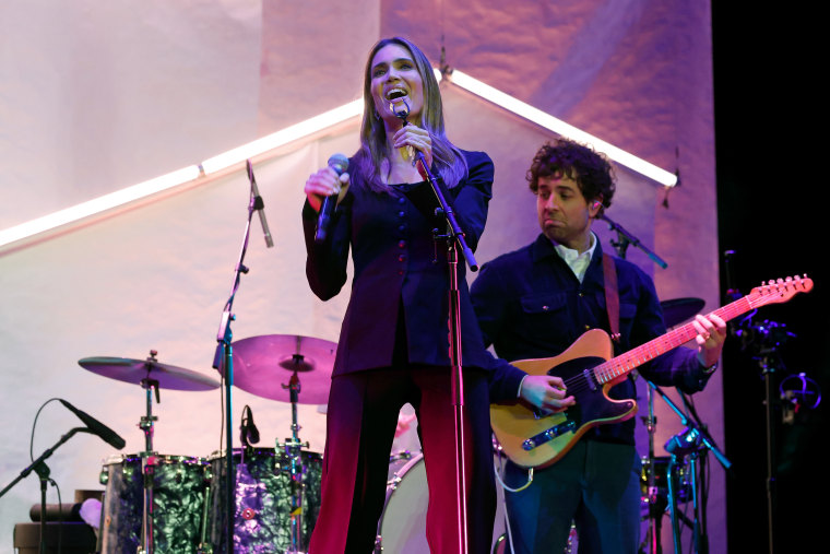 Mandy Moore e Taylor Goldsmith se apresentam durante 