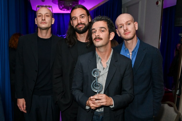 George Daniel, Ross MacDonald, Matthew Healy e Adam Hann do The 1975 no Nordoff and Robbins O2 Silver Clef Awards 2024 em Londres.