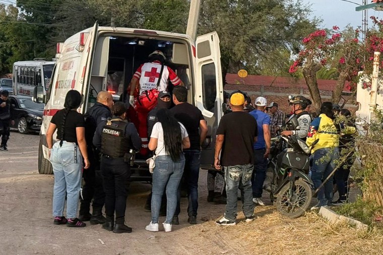 Miembros de la Cruz Roja Mexicana llegan a la zona donde se cometió un ataque armado el domingo, en la ciudad de Salamanca, México. 