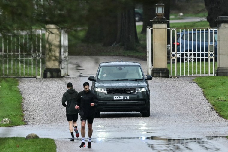 Un automóvil que se cree que es conducido por el británico Andrew Mountbatten-Windsor sale de la entrada del Royal Lodge, una propiedad de 30 habitaciones donde vive desde 2003, en Windsor Great Park en Windsor el 1 de febrero.