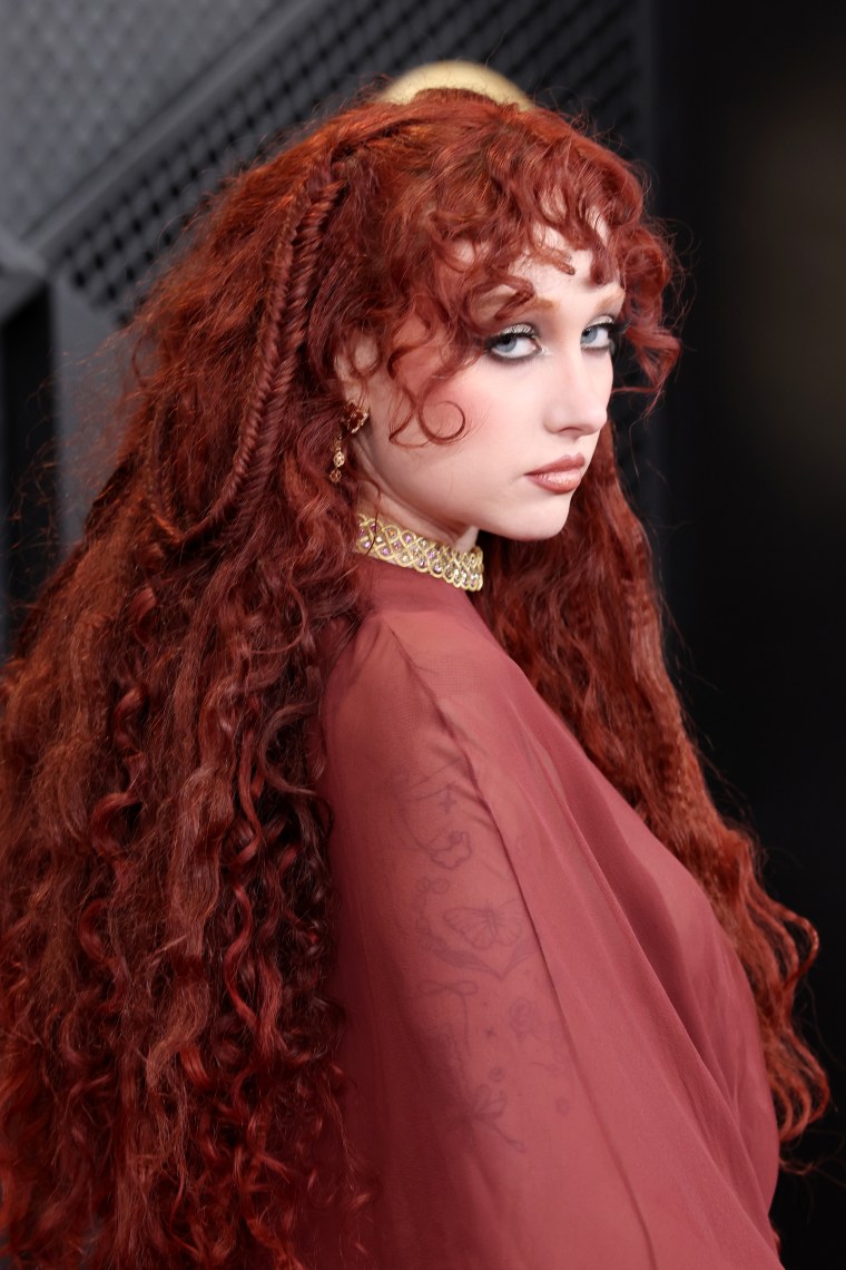 Good luck babe! Chappell Roan arrives on the red carpet in a jaw-dropping ensemble.