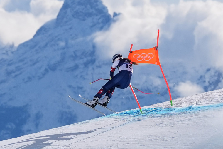 Lindsey Vonn skis on a slope