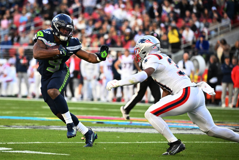 Keamanan New England Patriots #31 Craig Woodson mempercepat lari Seattle Seahawks #09 Kenneth Walker III 