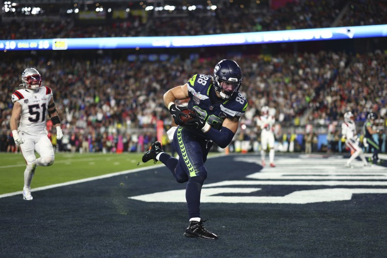 AJ Barner de los Seattle Seahawks atrapa el balón para anotar