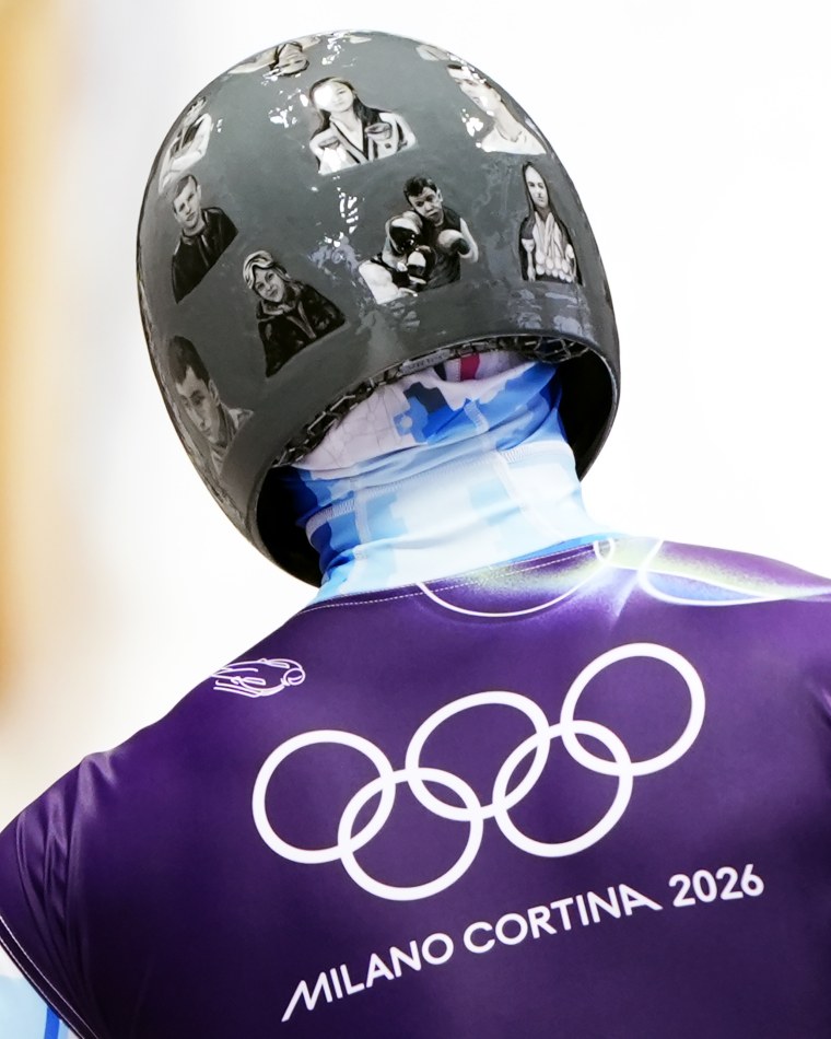 Imagem: Vladislav Herskevich da Ucrânia usa um capacete cinza com imagens de ucranianos mortos na guerra Rússia-Ucrânia.