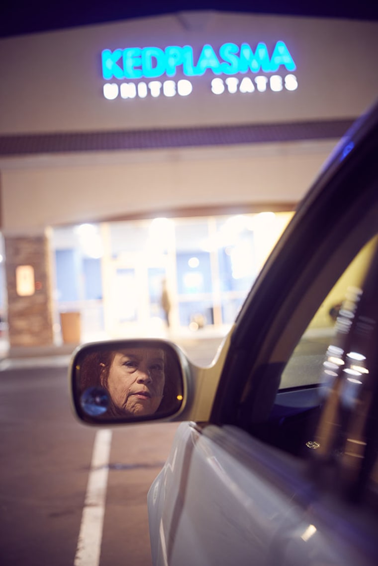 Jill Chamberlain espera do lado de fora do KED Plasma Center em Phoenix.