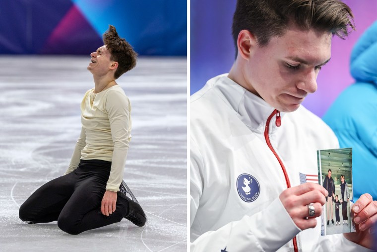 Maxim Naumov reage após competir na patinação artística individual masculina em 10 de fevereiro de 2026; Maxim Naumov segura uma foto de seus pais que morreram em um acidente de avião em Washington em 2025.