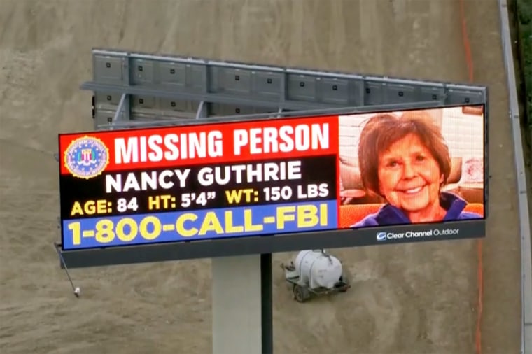Um outdoor do FBI na Califórnia exibe um alerta de pessoa desaparecida para Nancy Guthrie na segunda-feira.